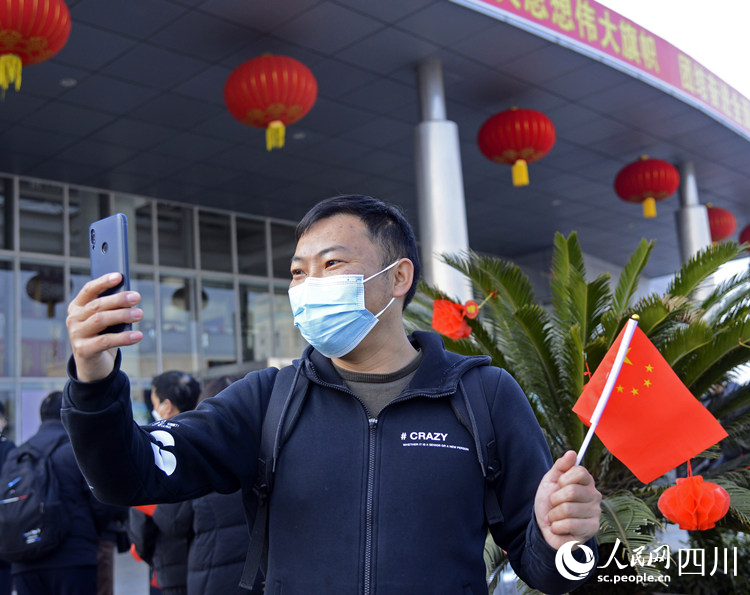 登機(jī)前，先和親人視頻聊天。李霞攝