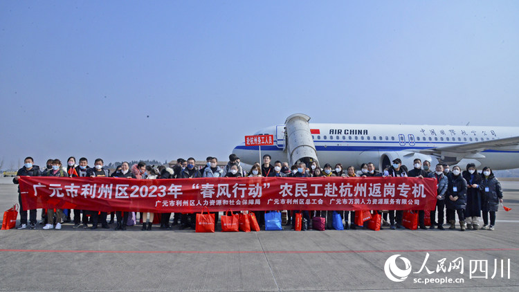 登記前集體合影。李霞攝