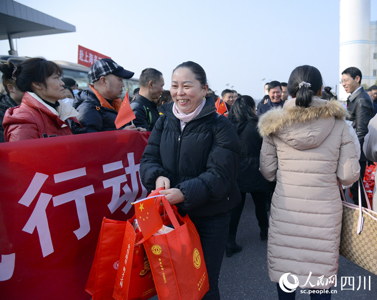 為每位遠(yuǎn)行的老鄉(xiāng)送上新年禮包。李霞攝