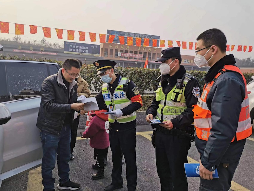 高速公路執(zhí)法人員對過往私家車車主進(jìn)行政策宣講。四川省交通運(yùn)輸廳供圖