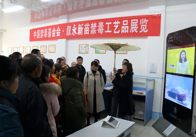 李修會面向群眾開展普法教育。受訪者供圖