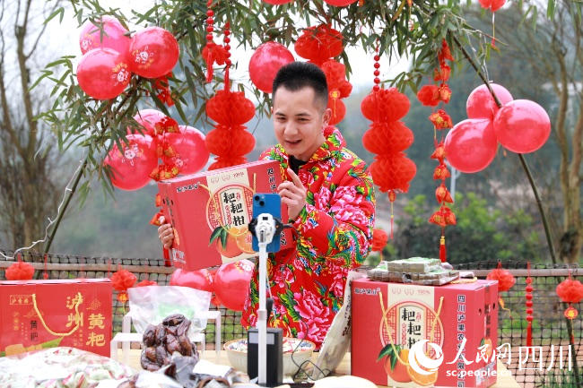 網紅“明二哥”在直播推薦納溪土特產。廖勝春攝