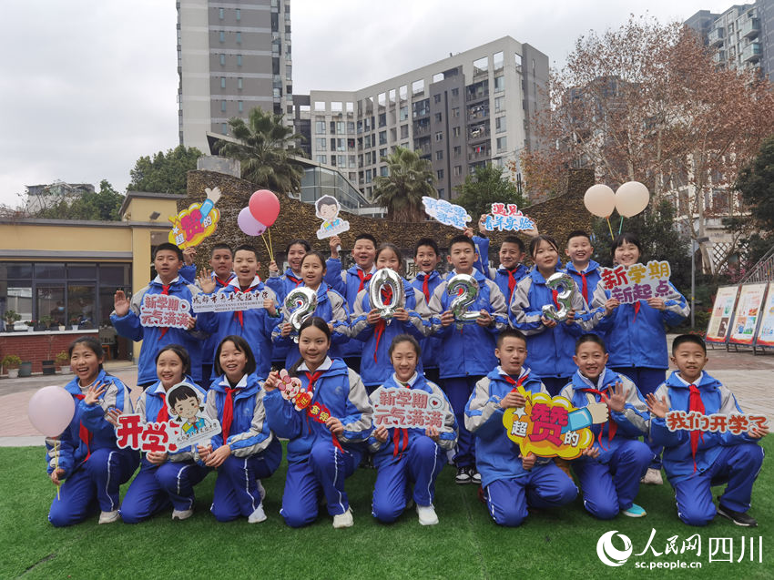 氛圍感拉滿的新學(xué)期，同學(xué)們合影加油打氣。人民網(wǎng) 王洪江攝