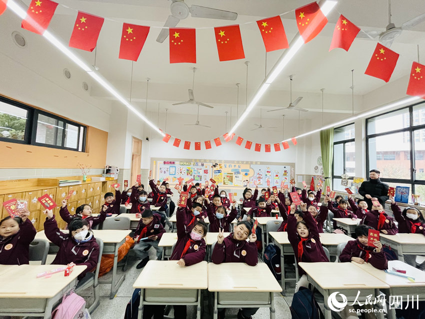 領(lǐng)到禮物開心的同學(xué)們。侯杰攝
