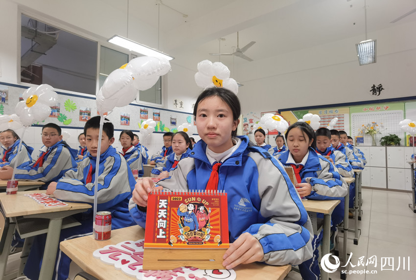同學(xué)展示老師送的禮物。人民網(wǎng) 王洪江攝