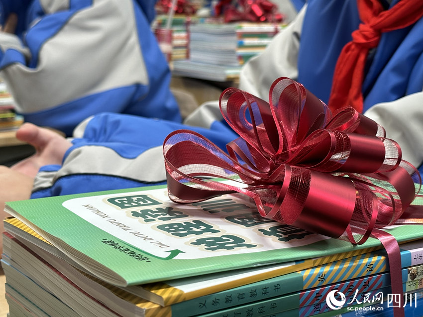 新學(xué)期老師為同學(xué)準備的書籍。人民網(wǎng) 王洪江攝