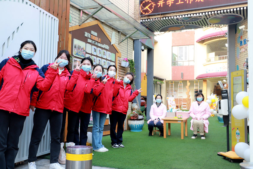武侯區(qū)第二十五幼的老師們熱情迎接孩子們返園。學校供圖