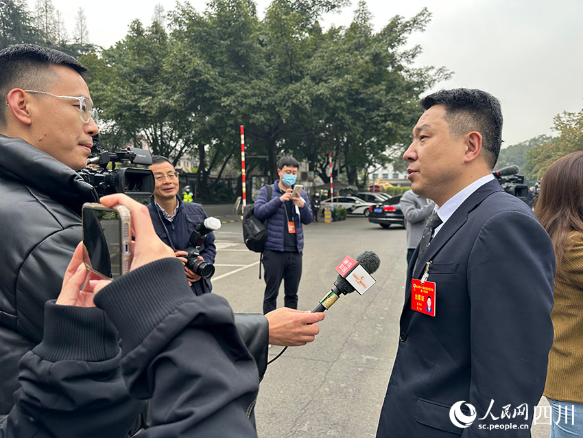 開幕會前，政協(xié)委員接受采訪。人民網(wǎng) 王波攝