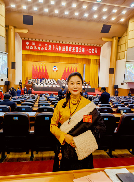 圖為成都市政協委員達哇卓瑪。受訪者供圖