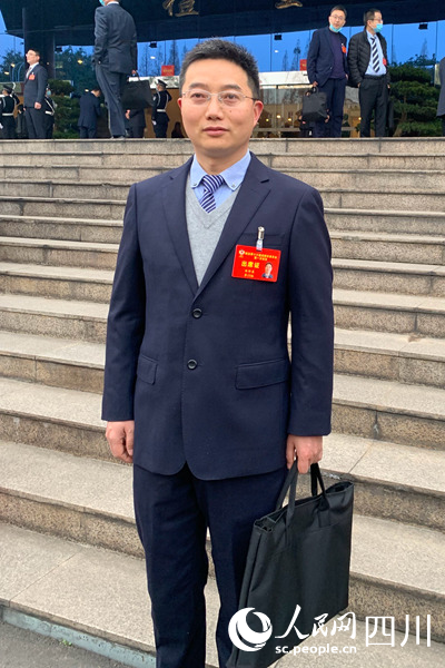 圖為成都市政協(xié)委員伍新春。人民網(wǎng) 王洪江攝