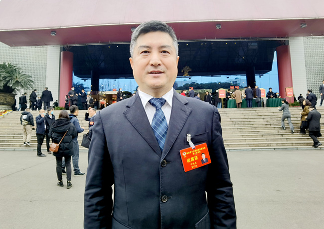 圖為成都市政協(xié)委員計(jì)曉亮。受訪者供圖