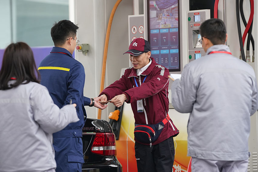 現(xiàn)場加油服務(wù)及非油品開口營銷項(xiàng)目。中國石油四川銷售公司供圖