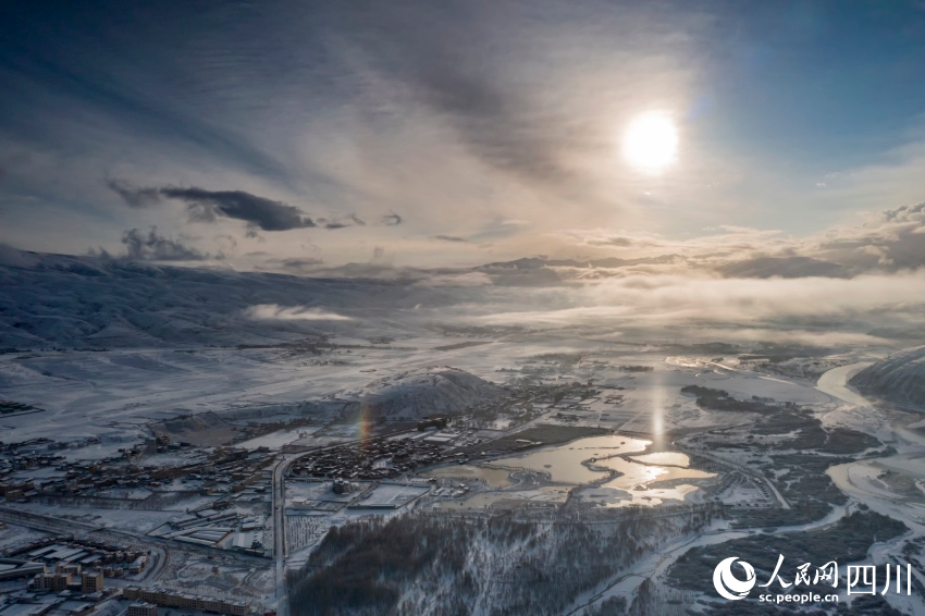 雪后銀裝素裹的甘孜縣。劉炳科攝