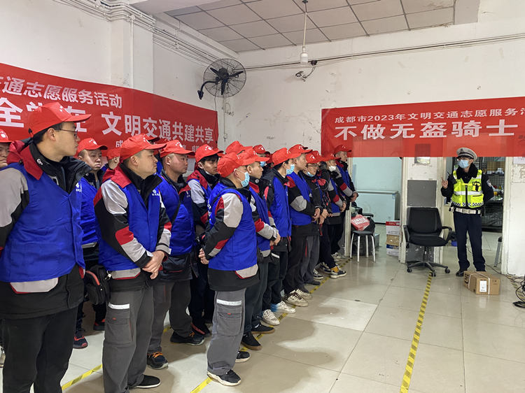 交警到快遞營業(yè)部上文明交通課。青羊區(qū)融媒體中心供圖