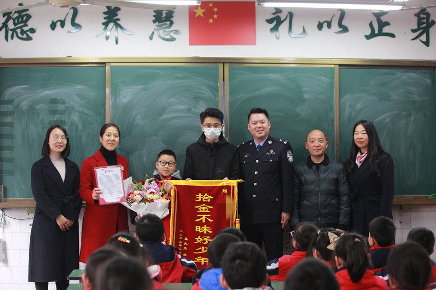 失主和民警送來錦旗。資陽市公安供圖