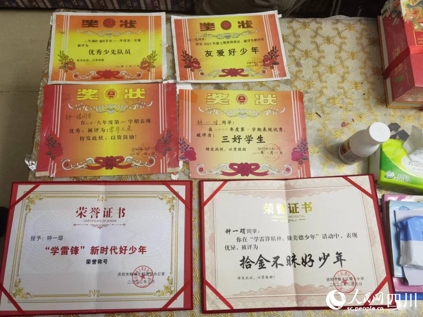 圖為鐘一瑁所獲證書。劉佳雨攝