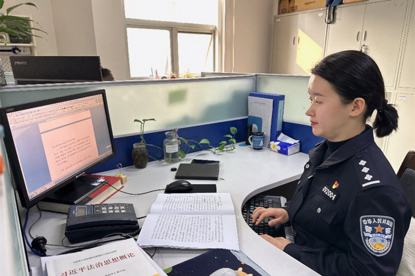 民警胡亞婷。成都公安供圖