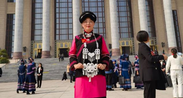 全國(guó)人大代表喬進(jìn)雙梅：讓彝繡產(chǎn)業(yè)成為群眾鄉(xiāng)村振興路上的“發(fā)財(cái)樹(shù)”