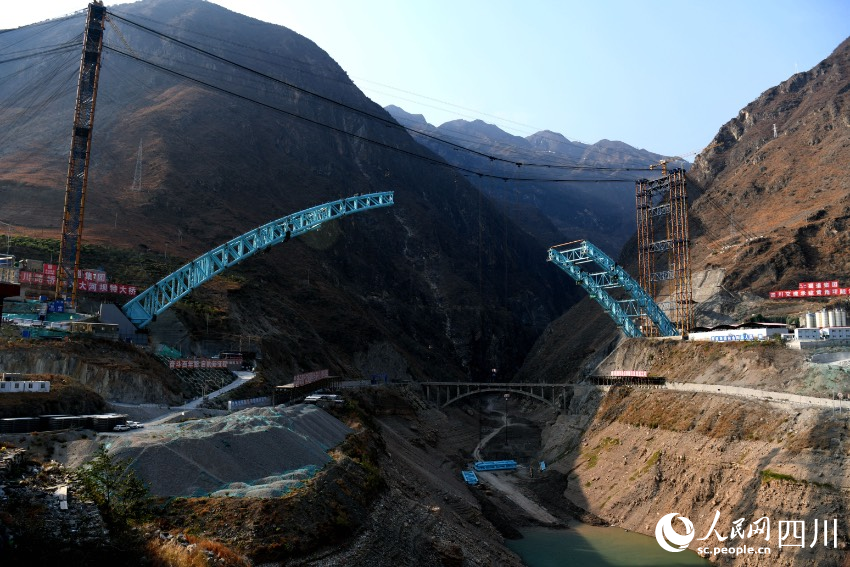 建設(shè)之中的大河壩特大橋。賈巴爾且攝