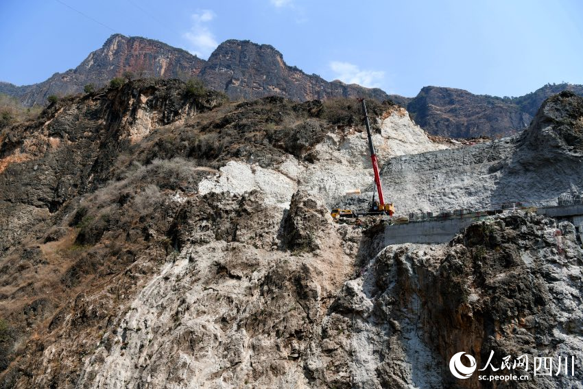 建在懸崖峭壁上的西溪河特大橋橋墩。賈巴爾且攝