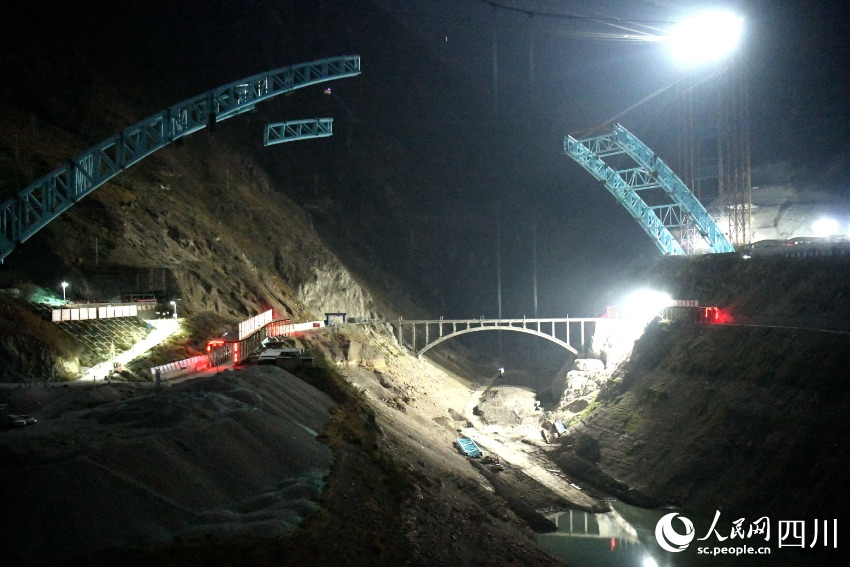 大河壩特大橋鋼管拱肋吊裝。賈巴爾且攝
