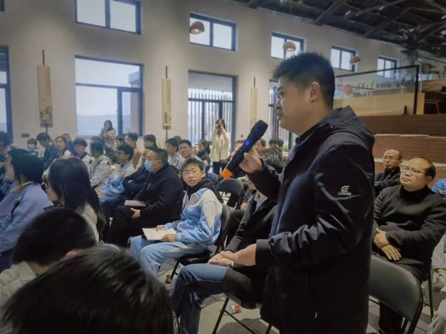 現(xiàn)場教師提問交流。張慶麟供圖