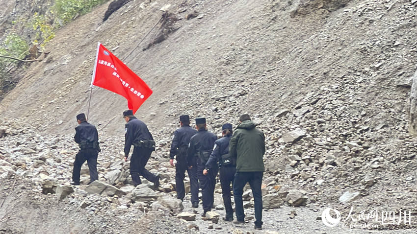 巡邏過(guò)程中。侯杰攝
