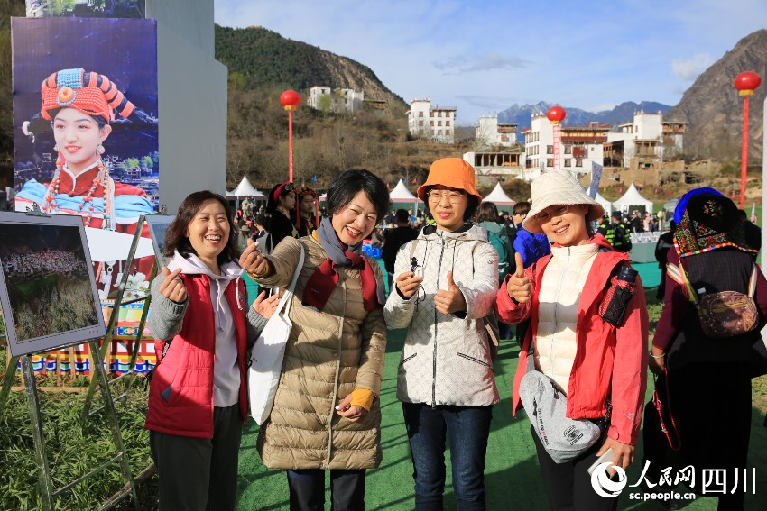游客來丹巴旅行。降初澤郎攝 