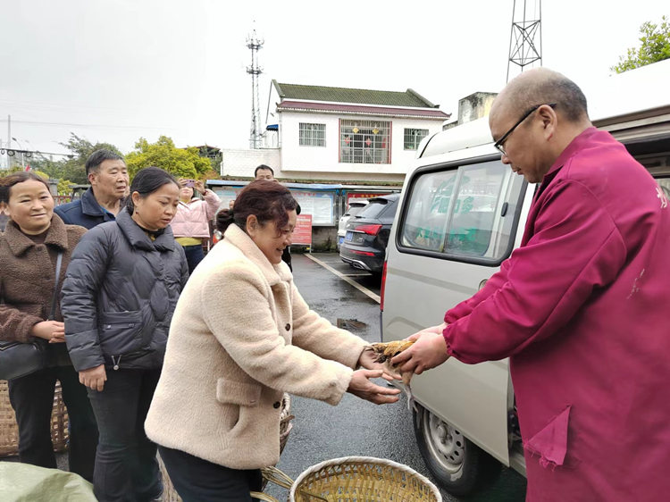 村民排隊領(lǐng)雞苗。什邡市融媒體中心供圖