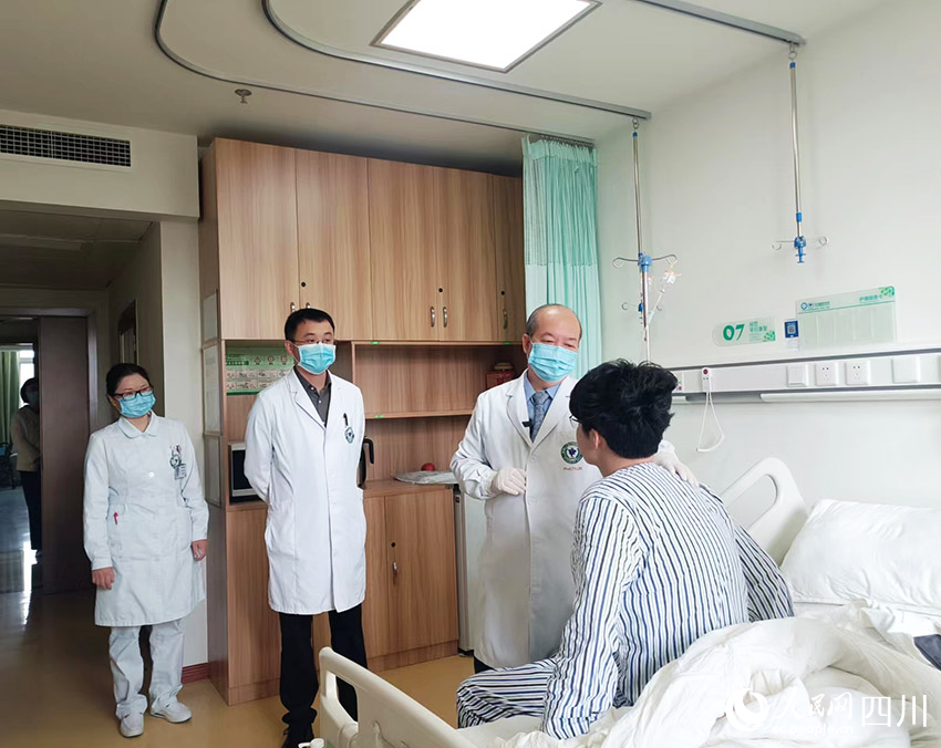林桐榆（左三）鼓勵患者積極配合治療。吳舒婷攝