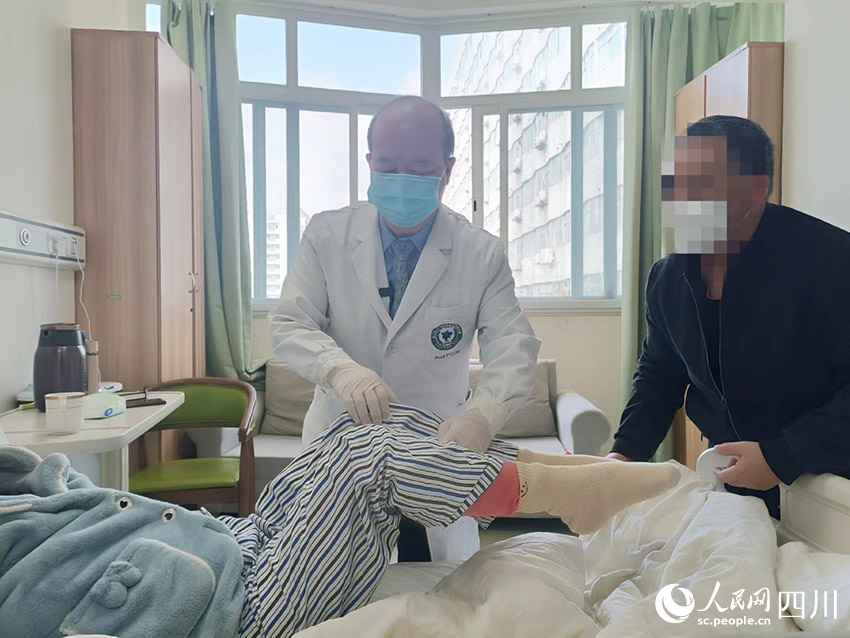 林桐榆查房時(shí)檢查患者恢復(fù)情況。吳舒婷攝