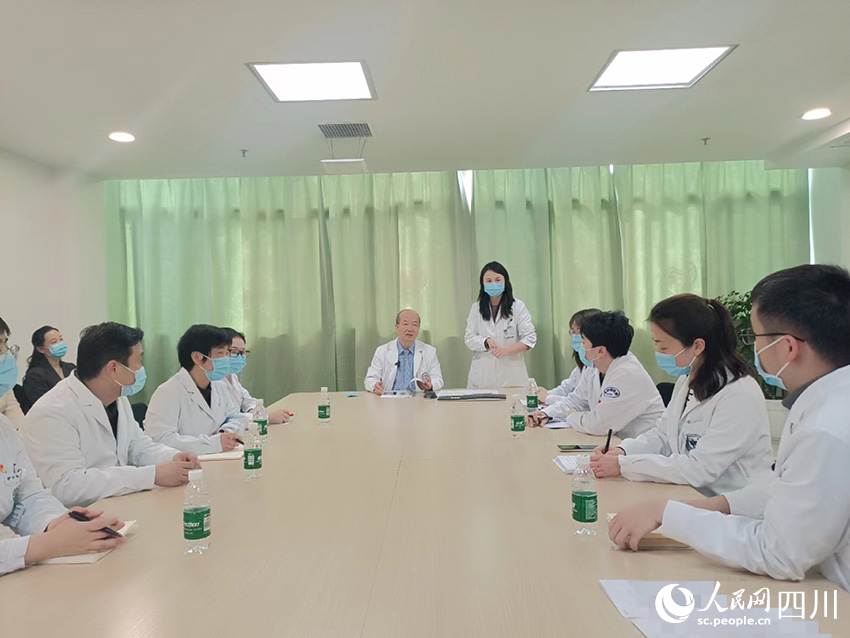 林桐榆正在和醫(yī)生們討論患者的病情，擬定最佳治療方案。吳舒婷攝