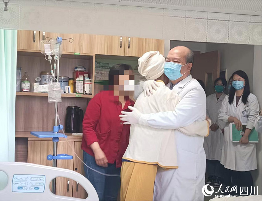 做完十個深蹲后的小玉激動地抱住林桐榆表示感謝。吳舒婷攝