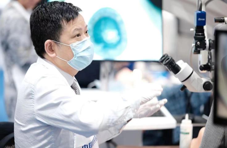 蘭長(zhǎng)駿教授帶教。愛爾眼科四川省區(qū)供圖