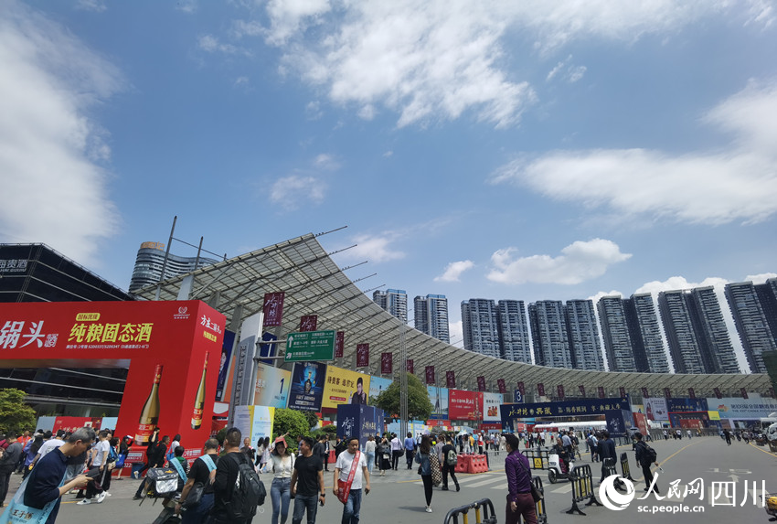 人山人海的世紀(jì)城展區(qū)糖酒會(huì)現(xiàn)場。人民網(wǎng) 王洪江攝