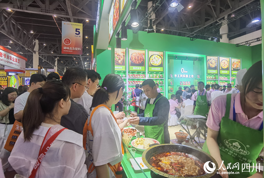 市民正在等待品嘗美食。人民網(wǎng) 王洪江攝