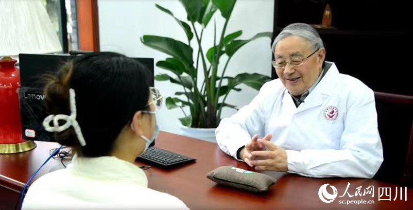 張廷模給患者看病。王凡攝