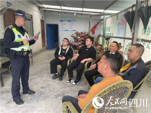 江油關(guān)派出所所長(zhǎng)鄧強(qiáng)到工地對(duì)貨車(chē)司機(jī)進(jìn)行現(xiàn)場(chǎng)培訓(xùn)。人民網(wǎng)記者 李平攝