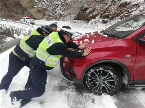民警幫助被困車輛。江油關(guān)派出所供圖