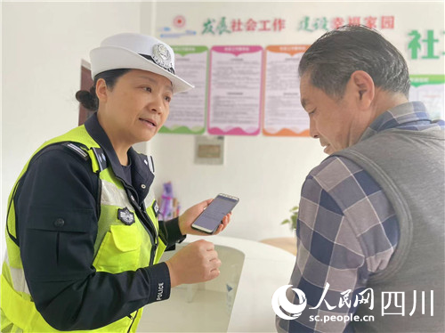 民警正在教當(dāng)?shù)厝罕娋W(wǎng)上辦理交管業(yè)務(wù)。人民網(wǎng)記者 李平攝