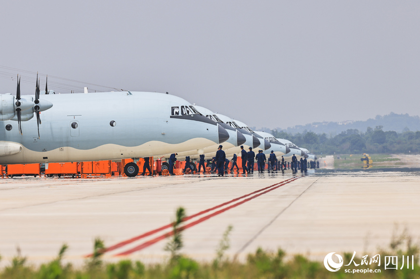航空兵某部集群拉動前，機務(wù)人員進行飛行前準備。曾家齊攝