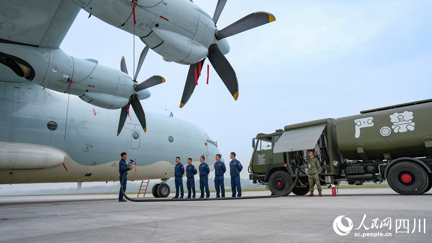 航空兵某部開展“一專多能”訓(xùn)練帶教。曾家齊攝