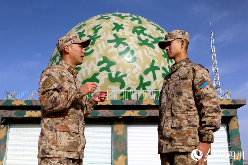 雷達(dá)某部軍士交流“一專(zhuān)多能”訓(xùn)練心得。胡勇華攝