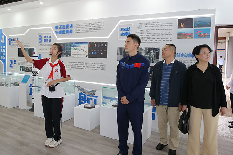 葉光富參觀航天展館。天府新區(qū)融媒體中心供圖
