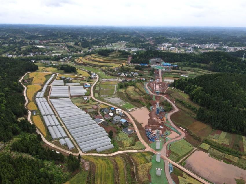 線路建設如火如荼，超1.5萬建設者奮戰(zhàn)一線。成達萬高鐵公司供圖