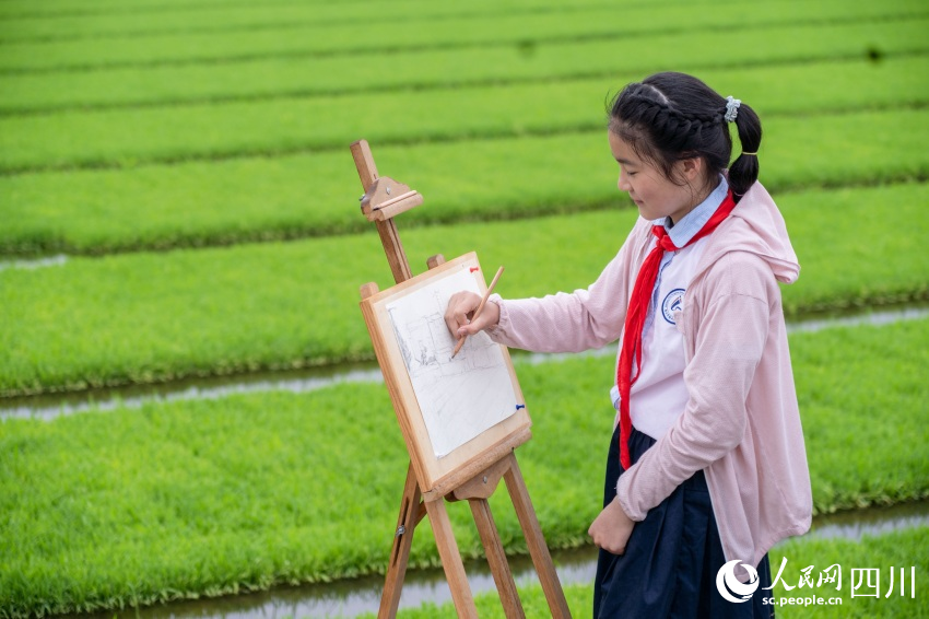 在老師指導(dǎo)下，學(xué)生們?cè)谘硖镏袑懮Ｎ坦饨〝z
