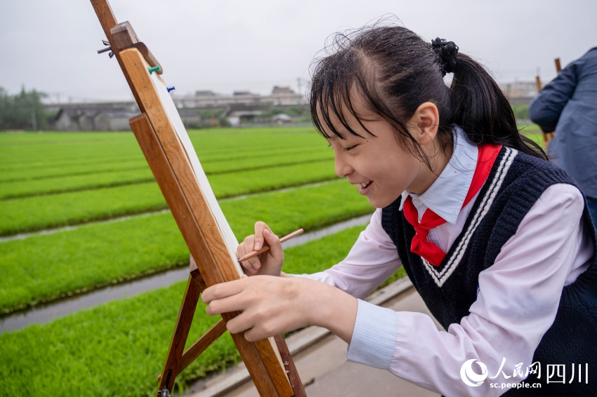 在老師指導(dǎo)下，學(xué)生們?cè)谘硖镏袑懮?。翁光建攝