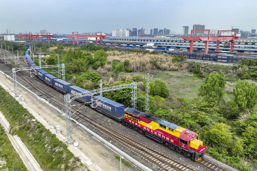 成都國際班列十周年紀念專列暨首列“法國郵政DPD號”發(fā)車。成都市青白江區(qū)委宣傳部供圖