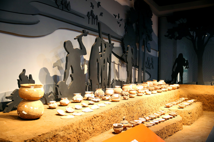 羅家壩遺址博物館內(nèi)展出的部分展品。宣漢縣委宣傳部供圖