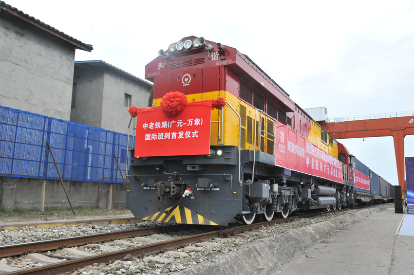 列車搭載四川生產(chǎn)的建筑材料，向目的地駛?cè)?。成都鐵路供圖